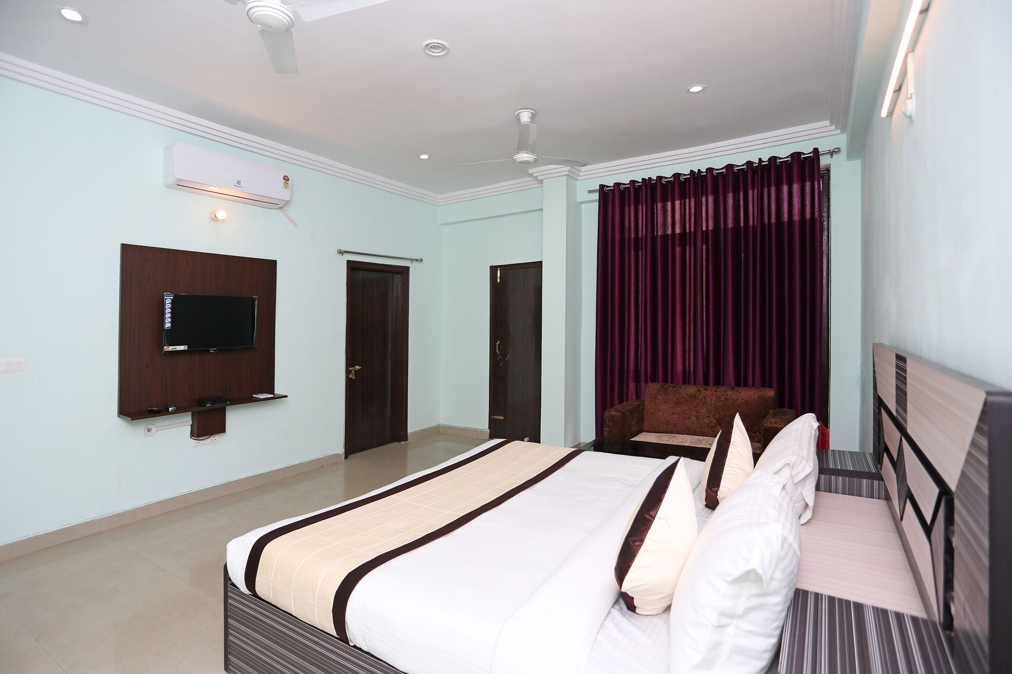 Oyo 10198 Aris Hotel Lucknow