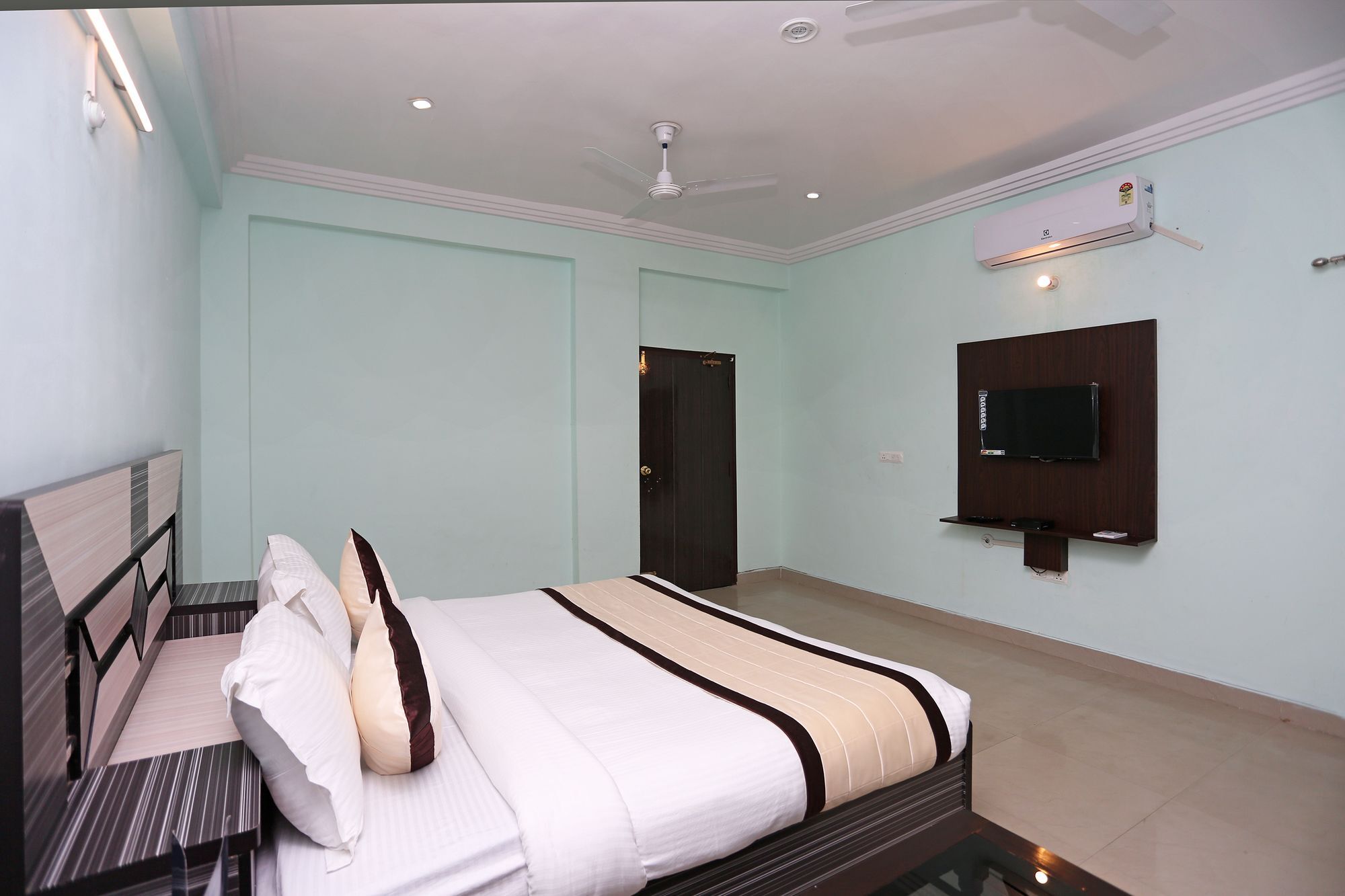 Oyo 10198 Aris 2* Lucknow