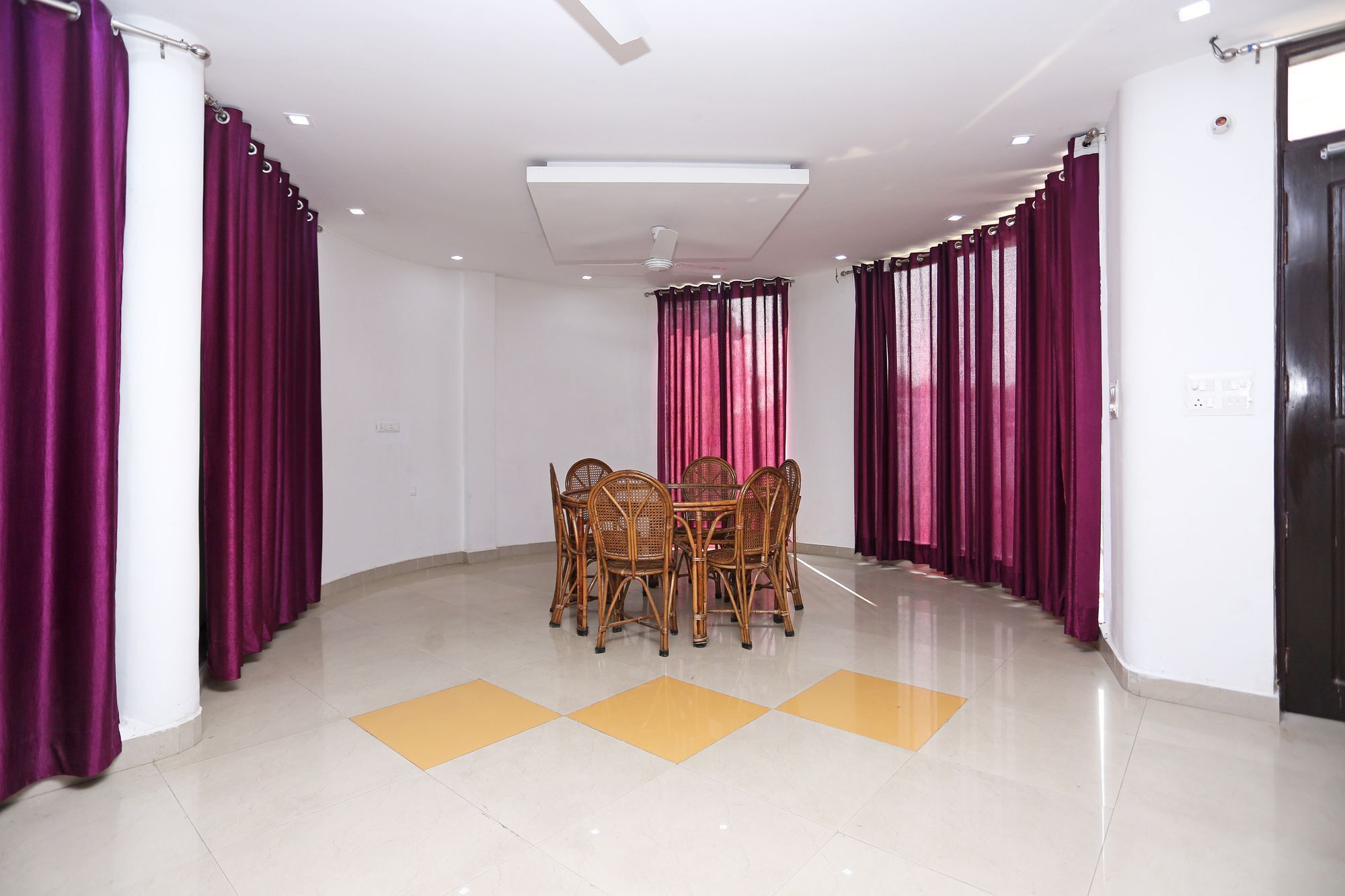 Oyo 10198 Aris Hotel Lucknow